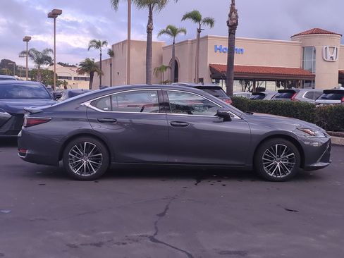 Certified 2025 Lexus ES 300h w/ Premium Package image 5