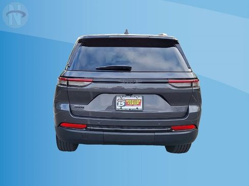 Used 2024 Jeep Grand Cherokee Altitude image 7