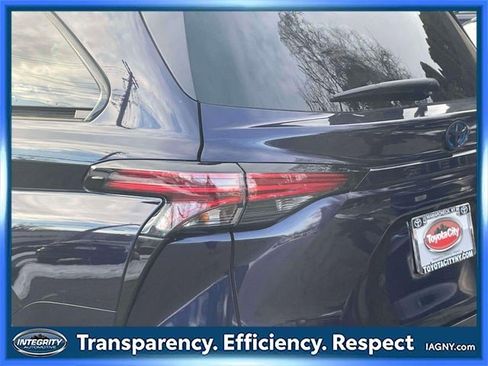Used 2025 Toyota Sienna XSE image 11