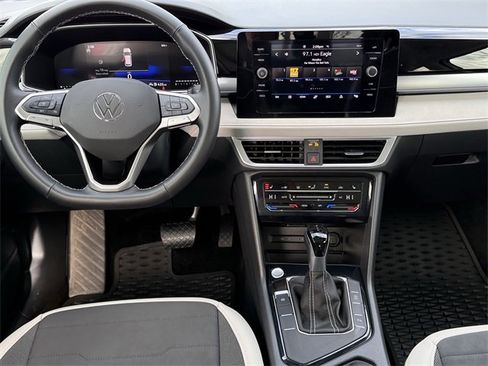 Used 2025 Volkswagen Taos SE image 9