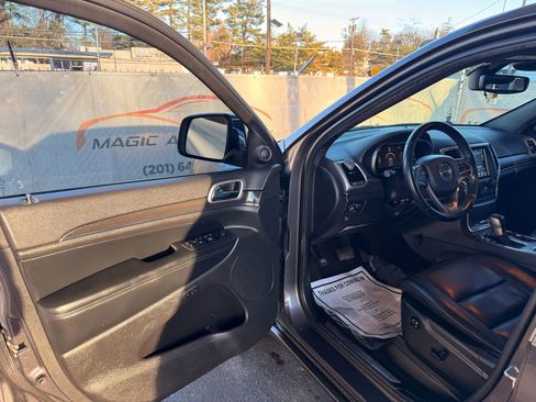 Used 2018 Jeep Grand Cherokee Limited image 13