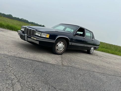 Used 1992 Cadillac Fleetwood Sedan image 1