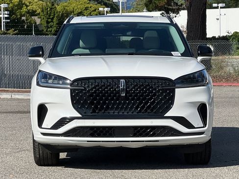 New 2026 Lincoln Aviator AWD image 3