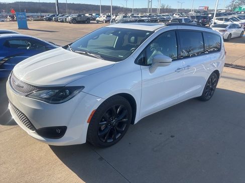 Used 2018 Chrysler Pacifica Limited w/ S Appearance Package image 2