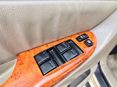 Used 2010 Toyota Sienna XLE image 27