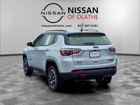 Used 2025 Jeep Compass Trailhawk AWD/4WD image 3