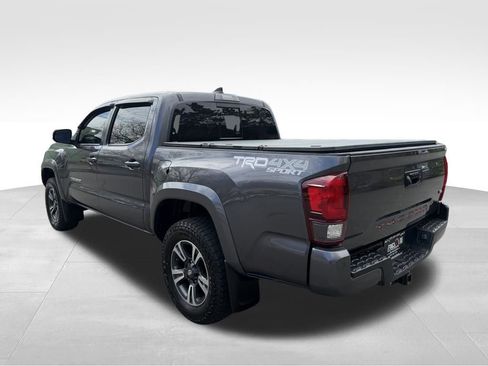 Used 2018 Toyota Tacoma TRD Sport AWD/4WD image 4