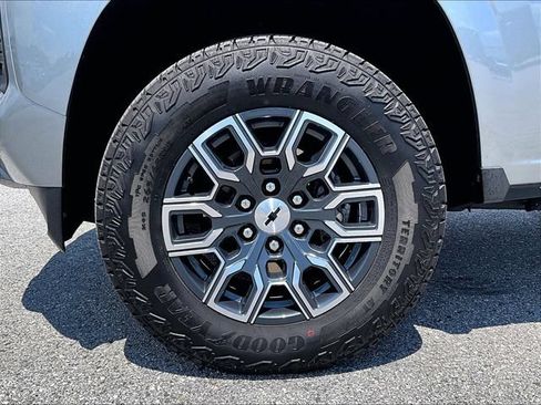 Used 2025 Chevrolet Colorado Z71 AWD/4WD image 7