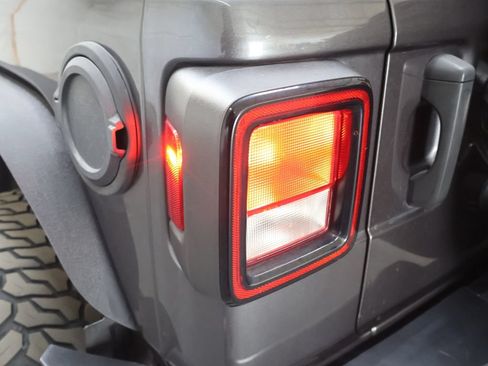 Used 2021 Jeep Wrangler Unlimited Sahara AWD/4WD image 31