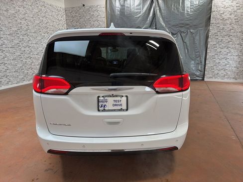 Used 2020 Chrysler Pacifica Touring-L image 6