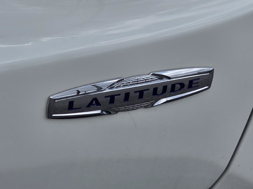 Used 2017 Jeep Renegade Latitude FWD image 23