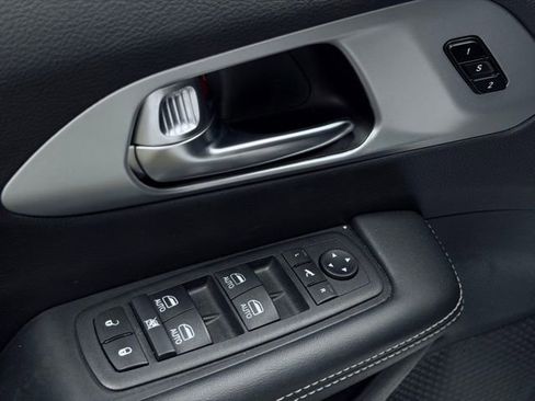 Used 2025 Chrysler Pacifica Limited FWD image 16