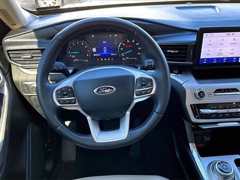 Used 2022 Ford Explorer XLT w/ Equipment Group 202A image 8