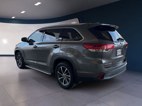 Used 2019 Toyota Highlander SE image 3