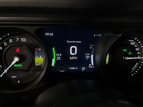 Used 2025 Jeep Wrangler Unlimited Sahara AWD/4WD image 17