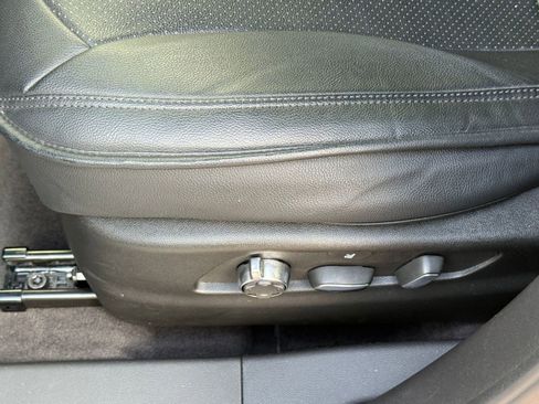 Used 2025 Cadillac XT4 Premium Luxury image 14