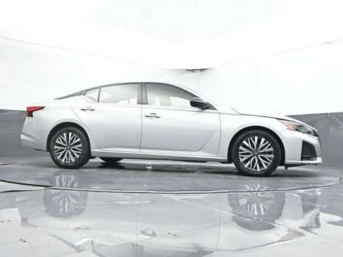 Used 2024 Nissan Altima 2.5 SV FWD image 34