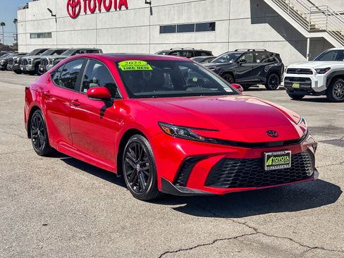 Used 2025 Toyota Camry SE w/ Multimedia Upgrade Package FWD image 3