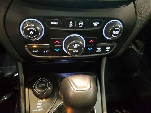 Used 2019 Jeep Cherokee Overland w/ Technology Group AWD/4WD image 20