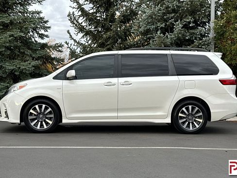 Used 2018 Toyota Sienna XLE Premium image 7