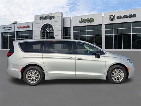 Certified 2024 Chrysler Pacifica Touring-L image 2