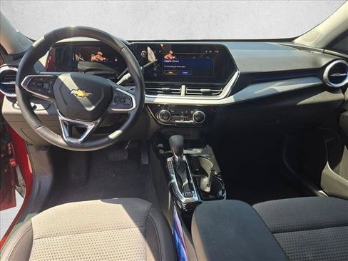 Used 2024 Chevrolet Trax LT w/ LT Convenience Package FWD image 17