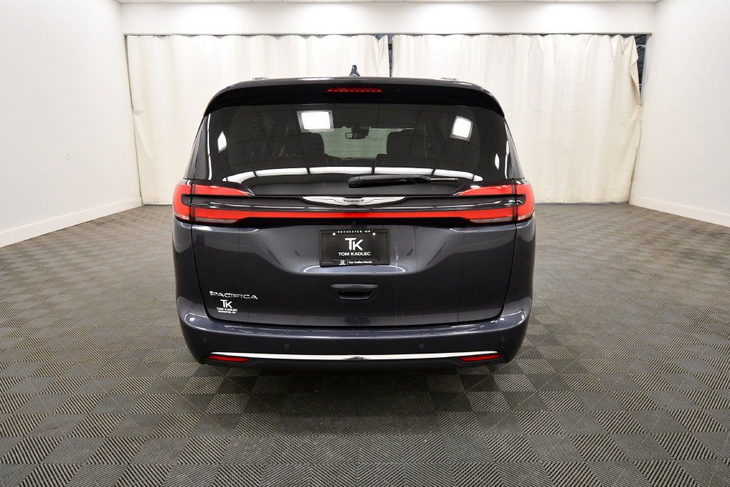 Used 2021 Chrysler Pacifica Touring-L FWD image 6