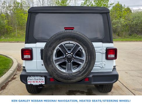 Used 2018 Jeep Wrangler Unlimited Sahara AWD/4WD image 4