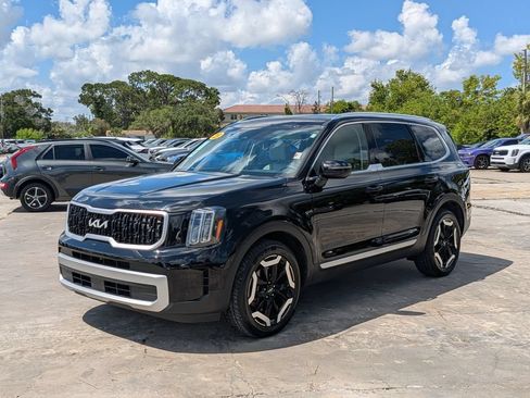 Used 2023 Kia Telluride EX w/ EX Captain's Chair Package FWD image 4