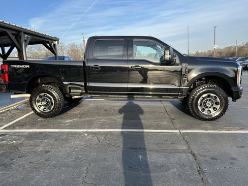 Used 2024 Ford F250 XLT w/ Black Appearance Package image 2