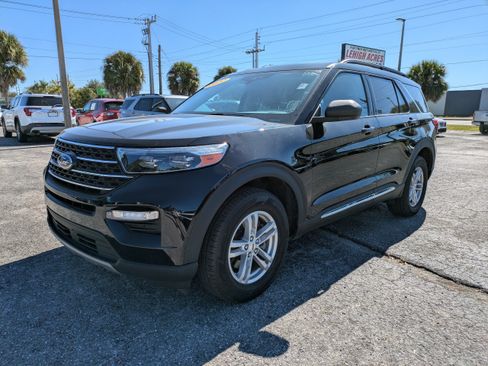 Used 2022 Ford Explorer XLT w/ Equipment Group 202A AWD/4WD image 8
