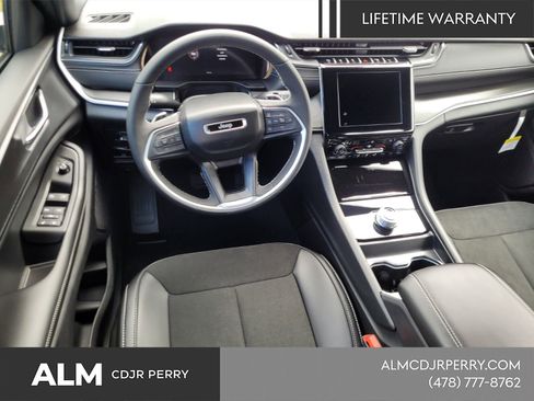 New 2025 Jeep Grand Cherokee Laredo image 8