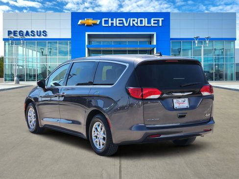 Used 2023 Chrysler Voyager LX image 4