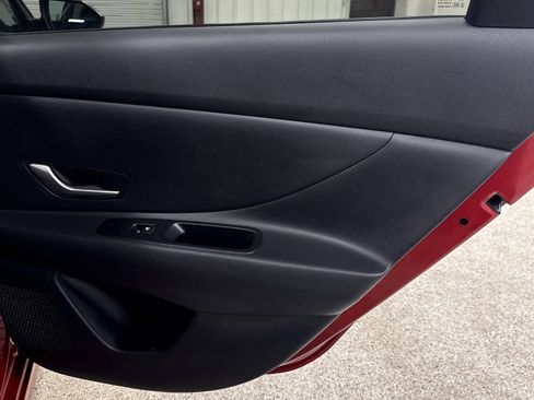 Used 2025 Hyundai Elantra SE image 18