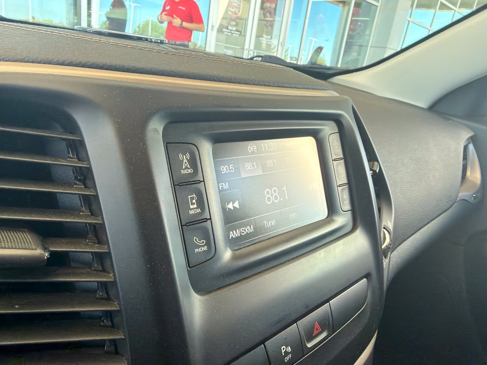 Used 2016 Jeep Cherokee Latitude w/ Safety/Convenience Group FWD image 9