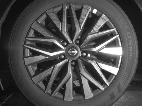 Used 2025 Nissan Altima 2.5 SV FWD image 14