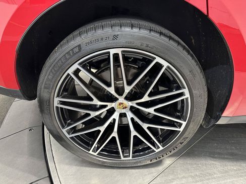 Certified 2026 Porsche Macan AWD/4WD image 13
