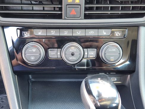 Used 2023 Volkswagen Jetta SE w/ Panoramic Sunroof Package FWD image 21