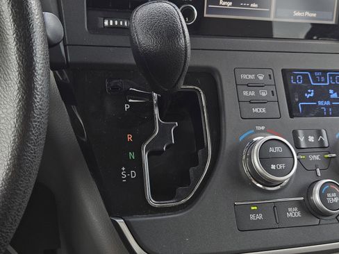 Used 2020 Toyota Sienna L image 17