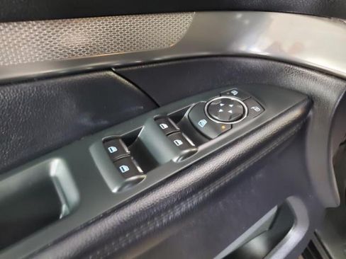 Used 2018 Ford Explorer XLT w/ XLT Technology Feature Bundle AWD/4WD image 12