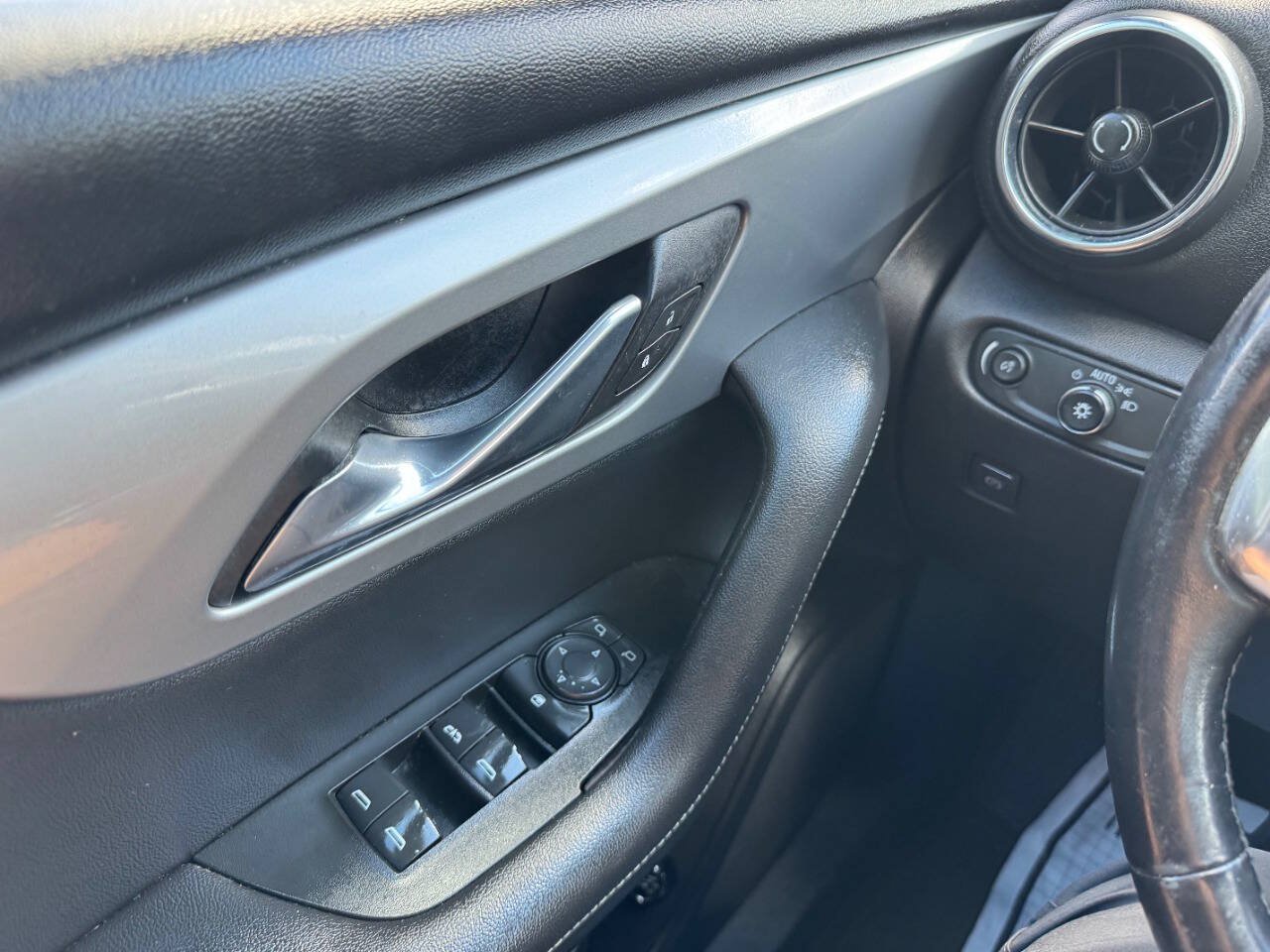 Used 2019 Chevrolet Blazer LT FWD image 25