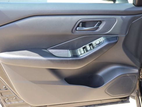 Used 2024 Nissan Rogue S FWD image 19
