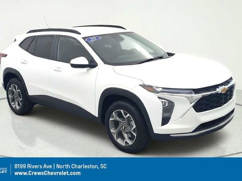 Certified 2025 Chevrolet Trax LT FWD image 1