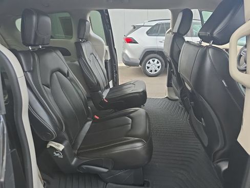 Used 2023 Chrysler Pacifica Touring-L FWD image 10