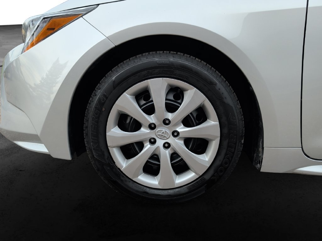 Used 2025 Toyota Corolla LE FWD image 9