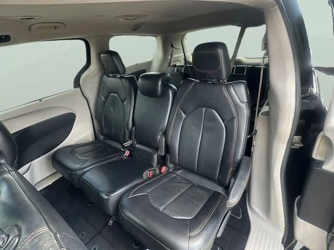Used 2017 Chrysler Pacifica Touring-L FWD image 23