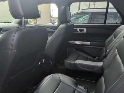 Used 2022 Ford Explorer XLT w/ Equipment Group 202A AWD/4WD image 5