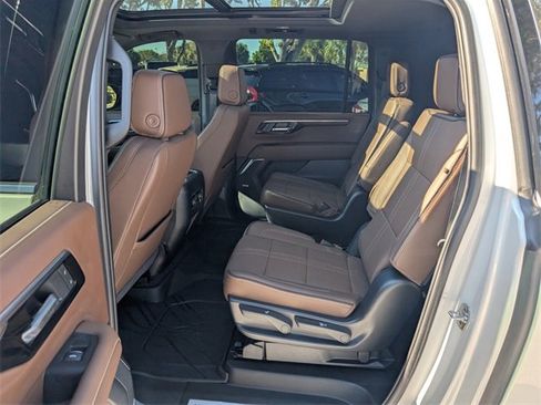 Used 2025 Chevrolet Suburban High Country image 8