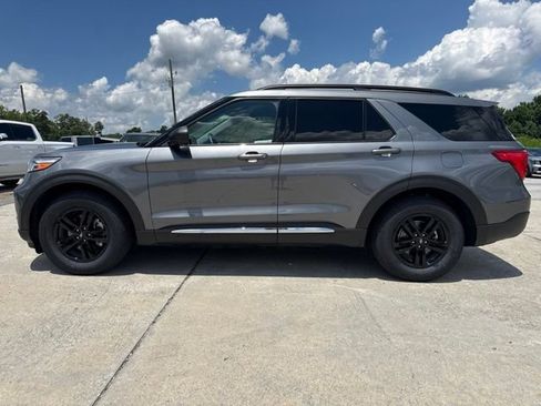 Used 2022 Ford Explorer XLT w/ Equipment Group 202A RWD image 2