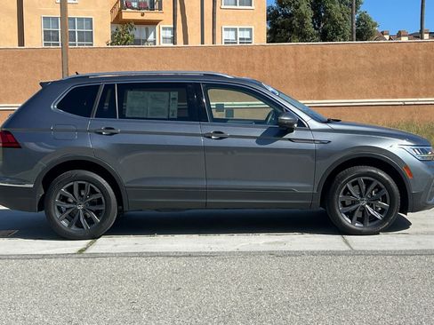 Used 2022 Volkswagen Tiguan SE w/ Panoramic Sunroof Package image 3